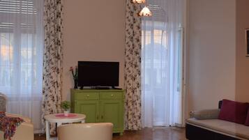 Orient Deluxe Big Apartment with balcony | Oppholdsrom | En 80-centimeters Flatskjerm-TV med kabel-kanaler samt TV