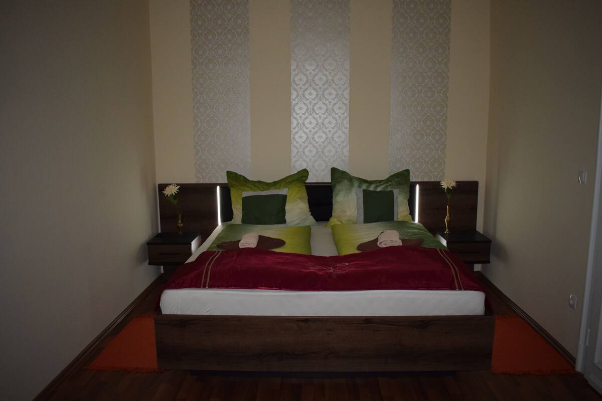 Royal Apartment | Blackout curtains, free WiFi, bed sheets