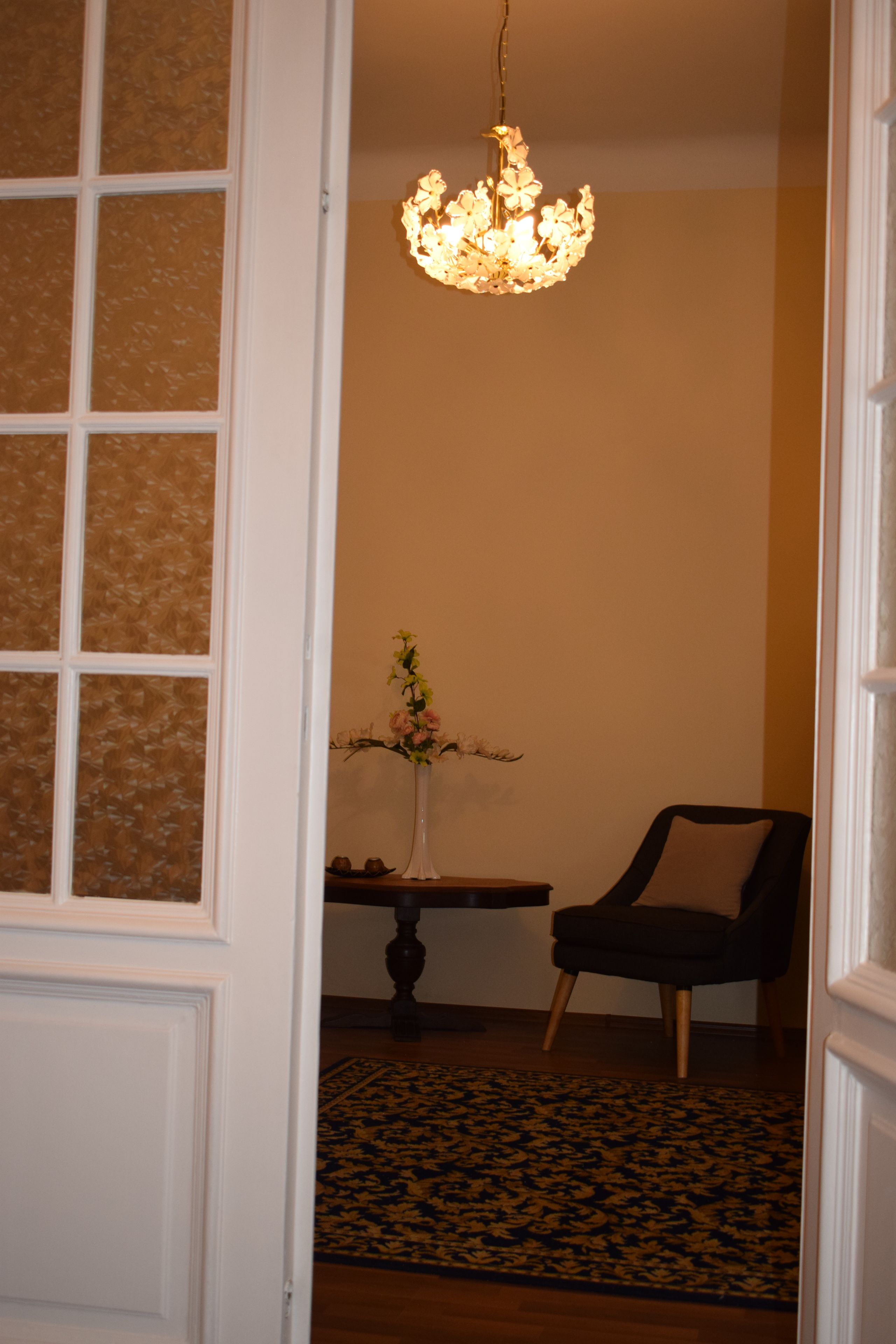 Leilighet – royal | Oppholdsområde | En 80-centimeters Flatskjerm-TV med kabel-kanaler samt TV