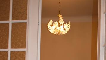 Leilighet – royal | Oppholdsområde | En 80-centimeters Flatskjerm-TV med kabel-kanaler samt TV