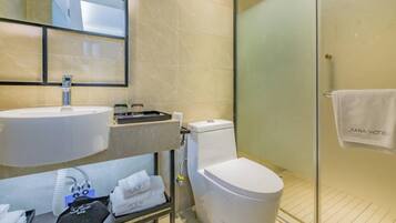 Signature Double Room | Bathroom | Shower, free toiletries, hair dryer, slippers