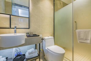 Habitación Signature doble | Baño | Ducha, artículos de higiene personal gratuitos y secador de pelo