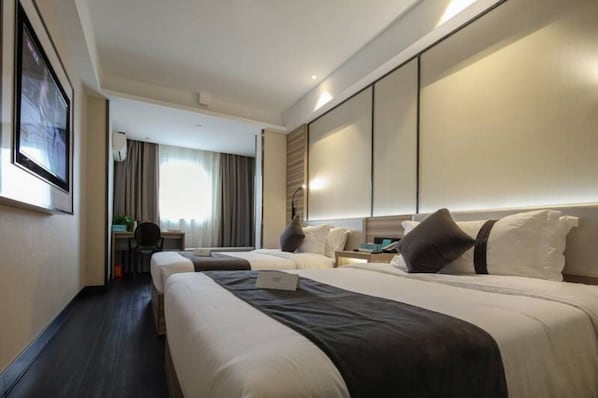 Deluxe Twin Room | Desk, blackout drapes, soundproofing, iron/ironing board