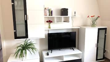 Apartemen (highchair,child travel bed- surcharge) | Ruang keluarga | TV layar datar, buku, dan peralatan stereo