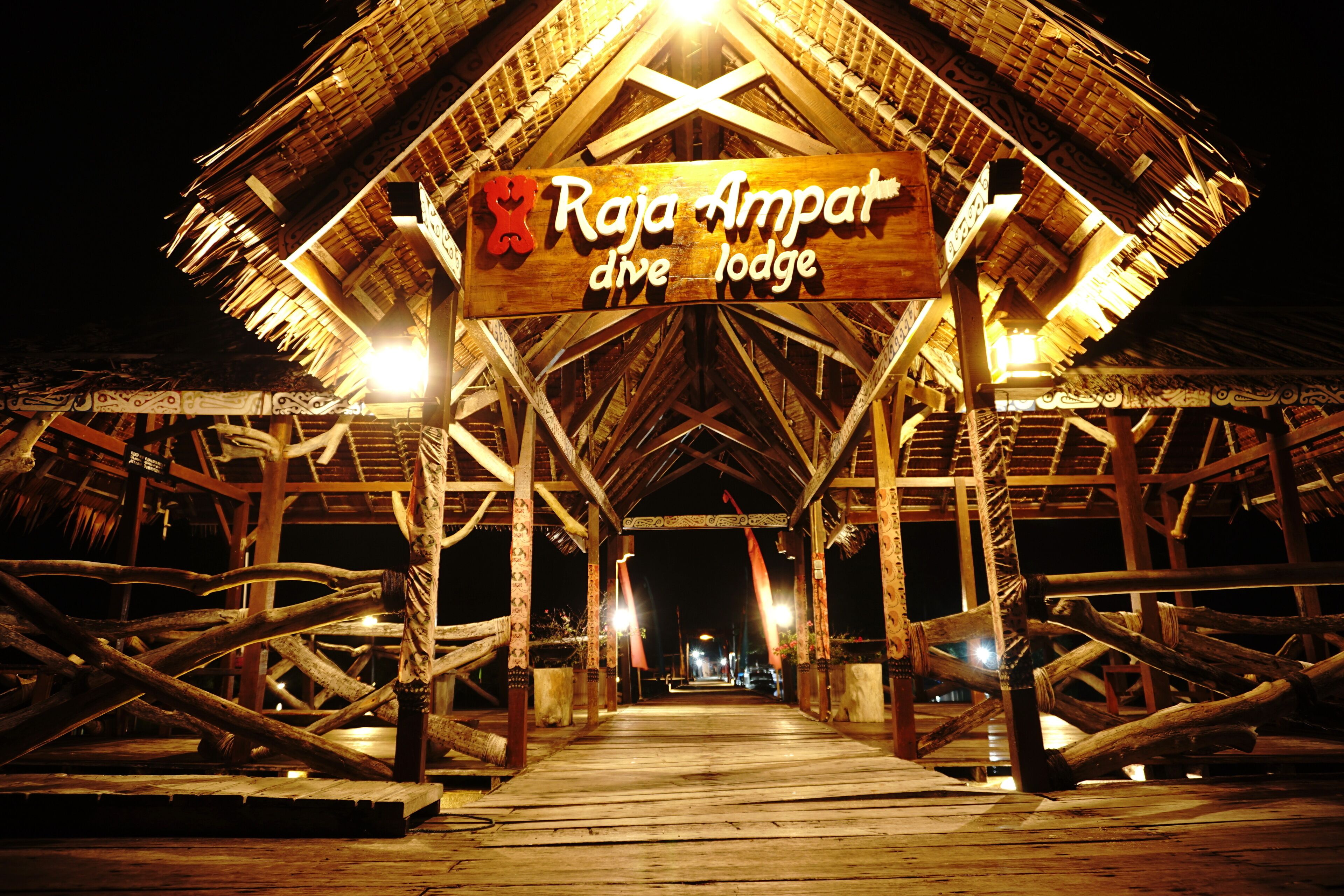 Une structure en bois sur laquelle est apposée une enseigne indiquant : « Raja Ampar, centre de plongée ».