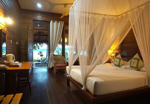 Minibar, in-room safe, desk - Raja Ampat Dive Lodge (Mansuar Island)