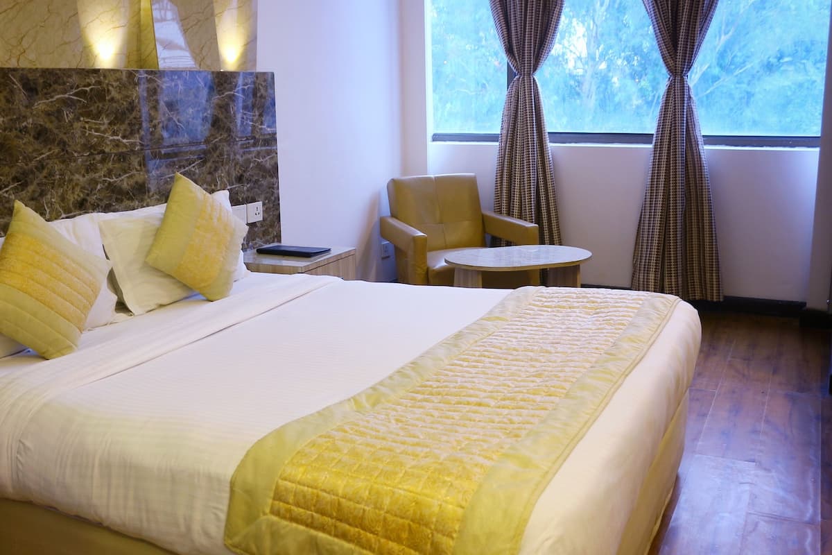 Executive Double Room, 1 Queen Bed, Non Smoking | Cribs/infant beds, free WiFi