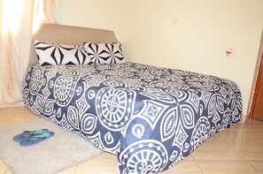 Habitación doble | Escritorio, cortinas opacas, tabla de planchar con plancha