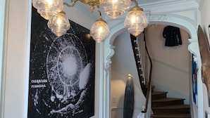 Un escalier orné d’une affiche en noir et blanc représentant la péninsule de Cherbourg.