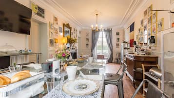 Se ofrece un desayuno completo (16.50 EUR por persona)