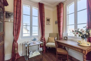 Deluxe Suite, 2 Bedrooms, Sea View | Premium bedding, in-room safe, individually decorated, desk - DDAY Aviators Le Manoir (Arromanches-les-Bains)