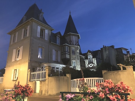 Fachada de la propiedad por la tarde o noche. DDAY Aviators Le Manoir