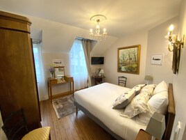 Deluxe Suite, 2 Bedrooms | Premium bedding, in-room safe, individually decorated, desk
