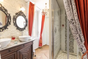 Deluxe Double Room, 1 Queen Bed, Sea View | Bathroom | Hair dryer, bathrobes, towels