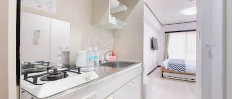 Deluxe Room, Non Smoking, Kitchenette | Private kitchen | Fridge, microwave, stovetop, coffee/tea maker