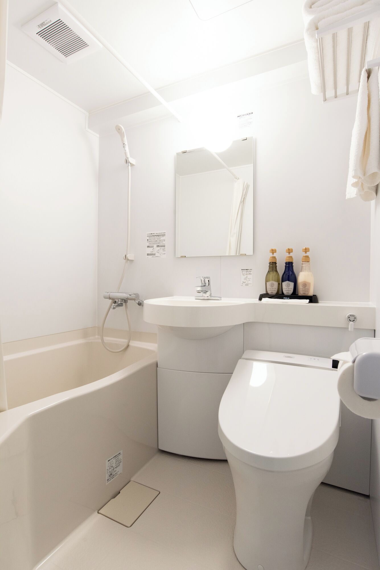 Combined shower/bathtub, free toiletries, hair dryer, slippers