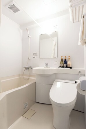 Duschwanne, kostenlose Toilettenartikel, Haartrockner, Hausschuhe