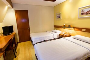 Desk, free WiFi, bed sheets - The Manor Hotel (Davao)