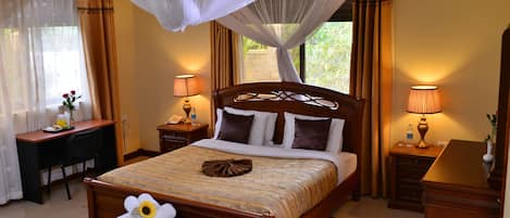 Camera Executive | Con arredamento individuale, postazione laptop, tende oscuranti