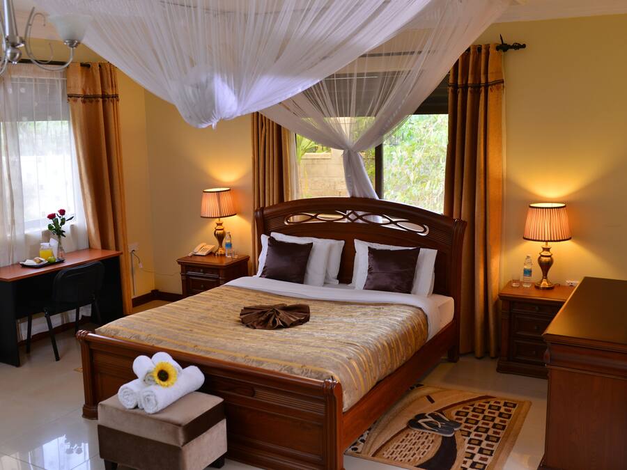 Camera Executive | Con arredamento individuale, postazione laptop, tende oscuranti