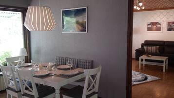 Villa, 3 Bedrooms, Non Smoking, Garden View | In-room dining