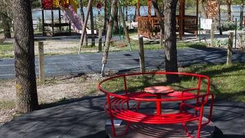 Área de juegos infantiles al aire libre