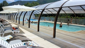 2 piscines couvertes, piscine extérieure (ouverte en saison)
