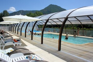 2 座室內游泳池和季節性室外游泳池,開放時間為 09:00 至 19:00,提供泳池遮陽傘和日光浴躺椅