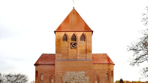A brick church with a bell tower, arched windows, and a stone facade. - Hotel & Gasthaus Zum Domkreuger (Walsrode)