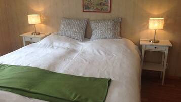 4 bedrooms, desk, iron/ironing board, free WiFi