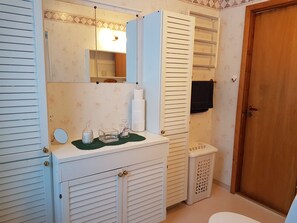 Villa, 4 chambres, non-fumeur, vue sur le jardin | Salle de bain | Baignoire et douche séparées, séchoir à cheveux