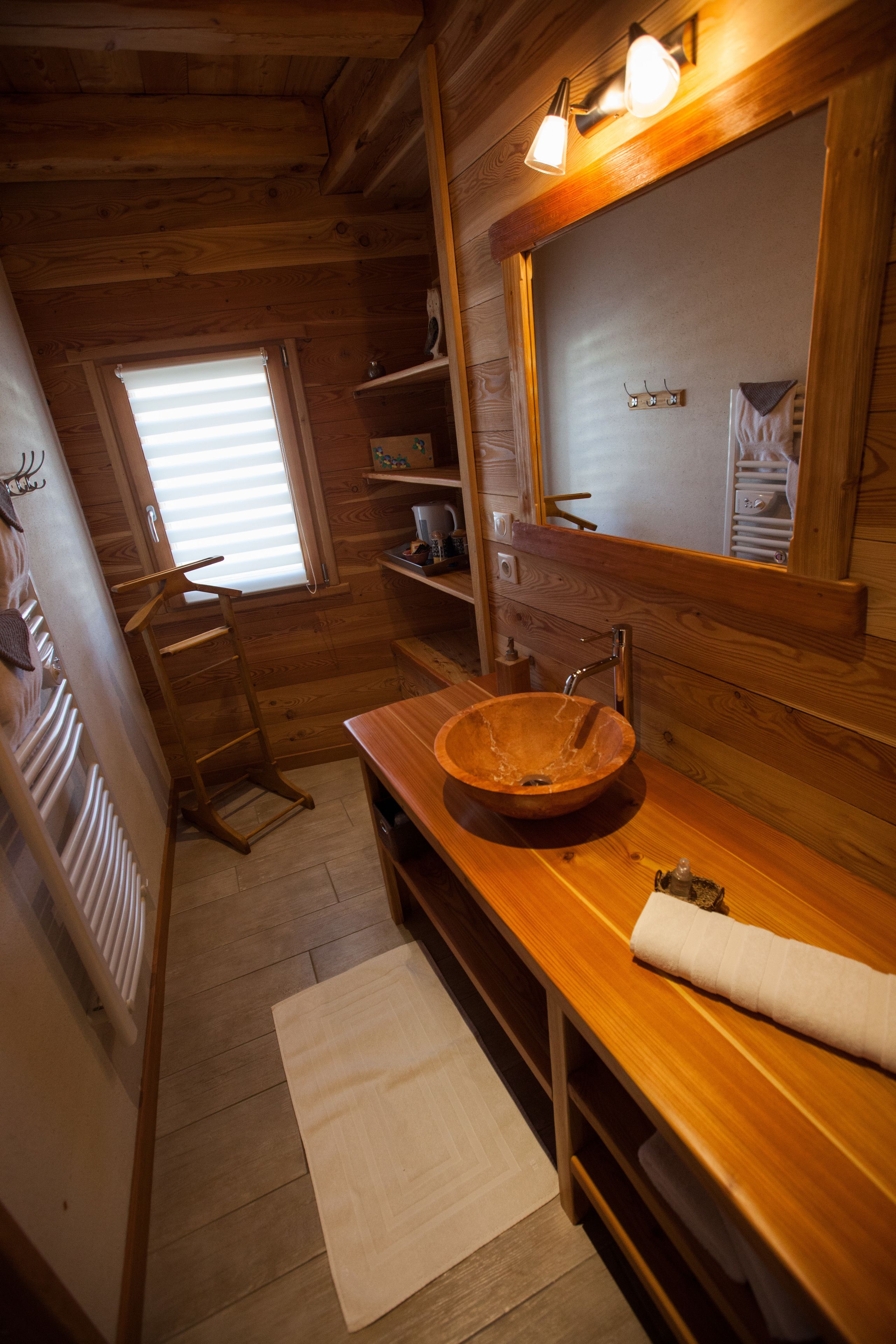 Habitación doble, para no fumadores (Saint Pierre) | Baño | Regadera, regadera tipo lluvia, amenidades de baño gratuitas 