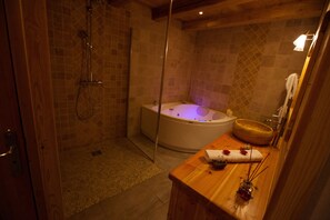 Double Room, Non Smoking, Hot Tub (Melezin) | Bathroom | Shower, rainfall showerhead, free toiletries, hair dryer - Le Bacchu Ber (Briançon)