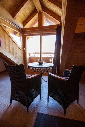 Doppelzimmer, Nichtraucher, Bergblick (Prorel) | Wohnzimmer | Flachbildfernseher