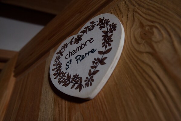 A wooden plaque with the inscription "chambre s Pierre." - Le Bacchu Ber (Briançon)