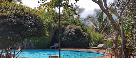 Una piscina al aire libre