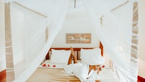 A bed with a canopy, a wooden headboard, and a painting on the wall. - Kilemakyaro Mountain Lodge (Moshi)