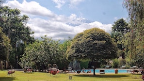 Outdoor pool - Kilemakyaro Mountain Lodge (Moshi)