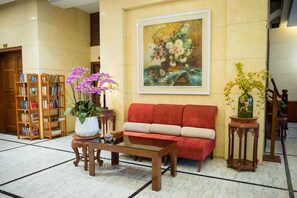 Breakfast and dinner served, local and international cuisine - Gia Bao Hotel (Tu Son)