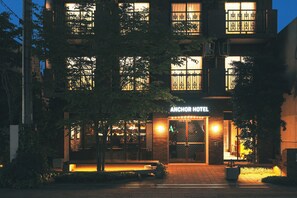 Fachada de la propiedad por la tarde o noche