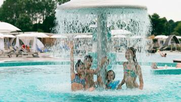 Sæsonbestemt udendørs pool, parasoller, liggestole