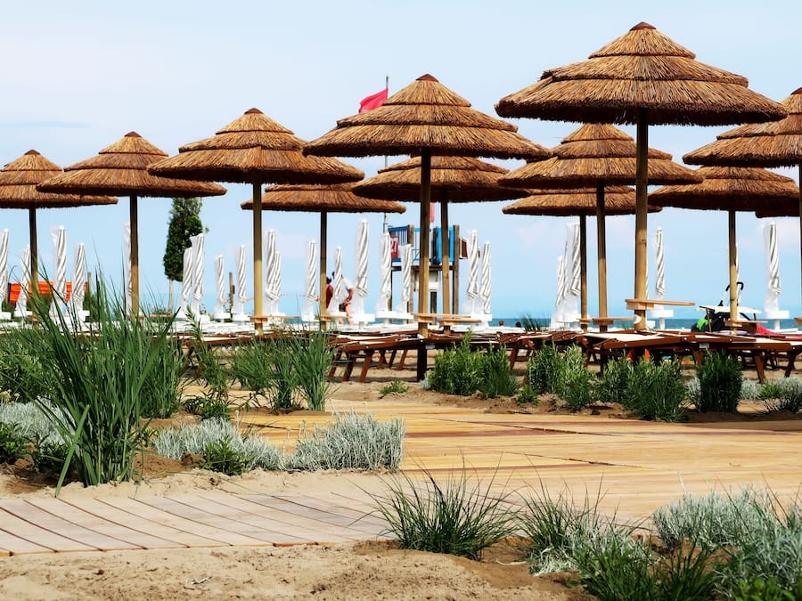 Am Strand, Liegestühle, Sonnenschirme, Strandtücher