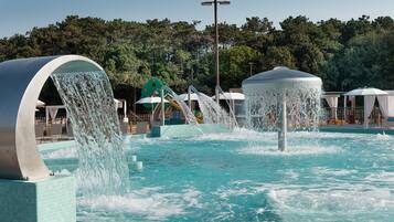 Piscine extérieure (ouverte en saison), parasols de plage