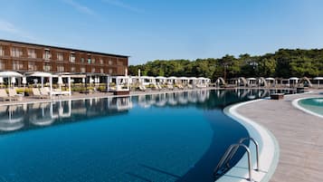 Seasonal outdoor pool, pool umbrellas, sun loungers