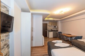 Suite Supérieure, 1 chambre | Coin séjour | Télévision