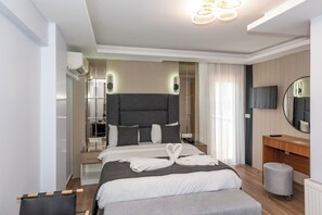 Quarto casal empresarial, sacada, vista para a cidade | Cofres nos quartos, escrivaninha, quartos à prova de som