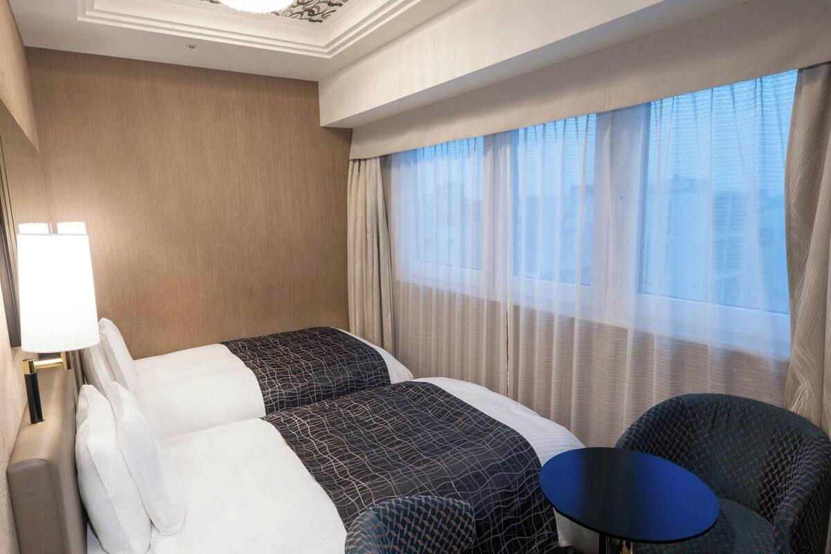 Habitación Deluxe con 2 camas individuales | Edredones de plumas, escritorio, wifi gratis y ropa de cama