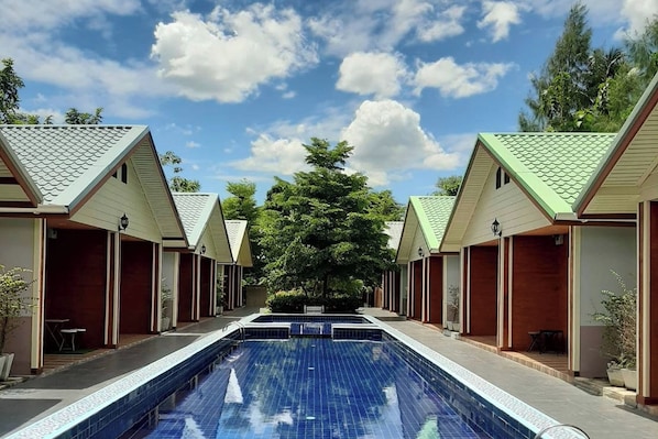 Outdoor pool - Phenwaree Amphawa Resort (Samut Songkhram)