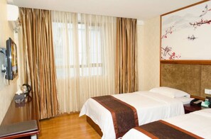 Phòng 2 giường đơn Tiêu chuẩn | Bàn, màn/rèm cản sáng, phòng cách âm, giường gấp/giường phụ (phụ phí) 