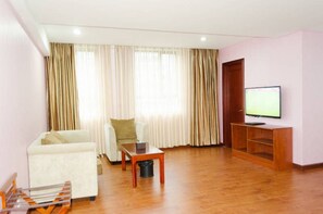Schreibtisch, Verdunkelungsvorhänge, schallisolierte Zimmer
